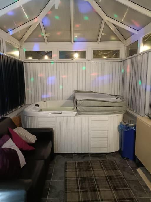 Big Fireplace Aga Hot Tub Wet Room Barn Garage ラネリー エクステリア 写真