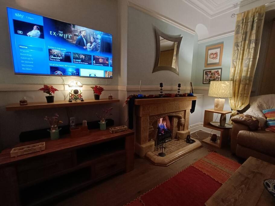 Big Fireplace Aga Hot Tub Wet Room Barn Garage ラネリー エクステリア 写真
