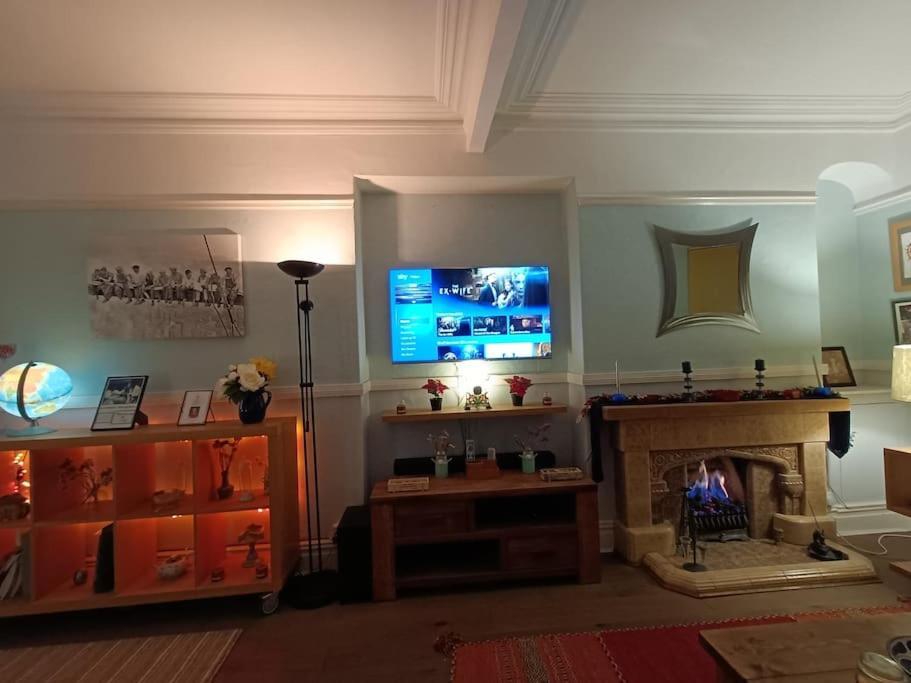 Big Fireplace Aga Hot Tub Wet Room Barn Garage ラネリー エクステリア 写真