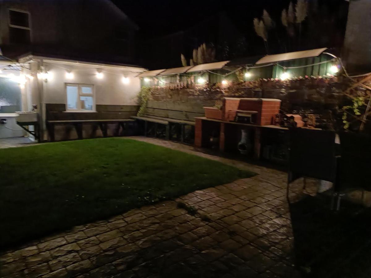 Big Fireplace Aga Hot Tub Wet Room Barn Garage ラネリー エクステリア 写真